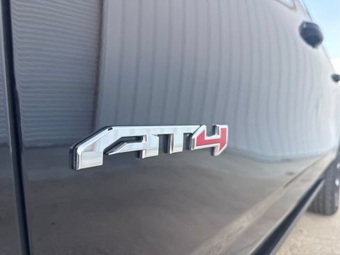 Used 2025 GMC Yukon XL AT4 w/ AT4 Premium Package AWD/4WD image 9