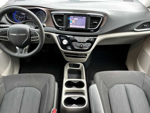 Used 2024 Chrysler Voyager LX image 5