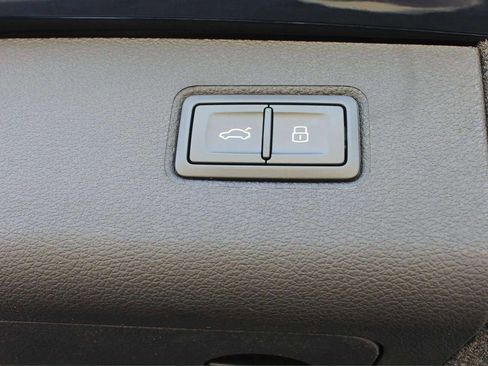 Used 2024 Bentley Bentayga Extended Wheelbase image 54