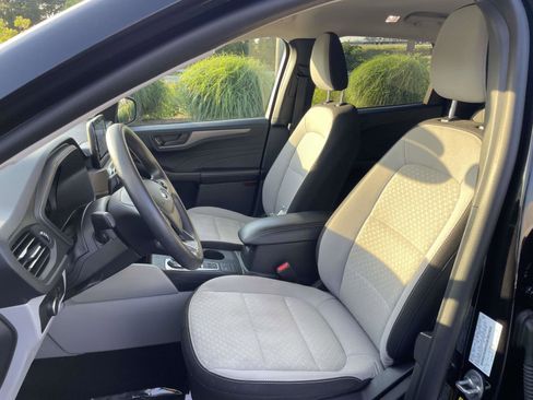 Used 2025 Ford Escape Active AWD/4WD image 17