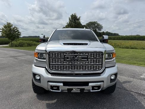 Used 2019 GMC Sierra 2500 Denali w/ Duramax Plus Package AWD/4WD image 3