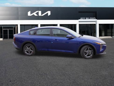 New 2025 Kia K4 LXS image 2