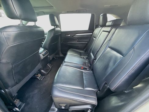 Used 2019 Toyota Highlander XLE image 24