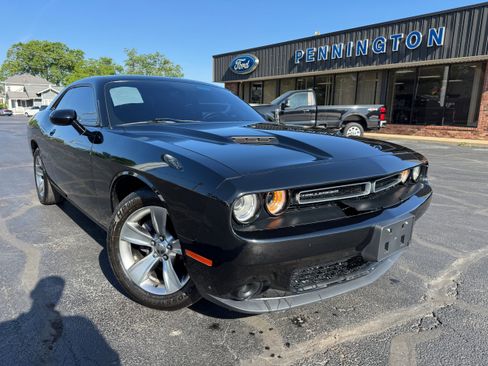 Used 2015 Dodge Challenger SXT RWD image 1