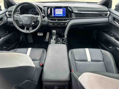 Used 2025 Toyota Camry SE image 10