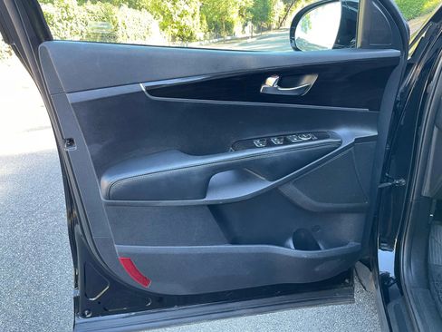 Used 2019 Kia Sorento LX w/ LX Convenience Package image 17