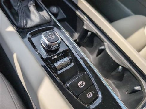 Used 2019 Volvo XC60 T5 Momentum w/ Premium Package AWD/4WD image 13
