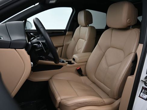 Certified 2023 Porsche Macan image 5