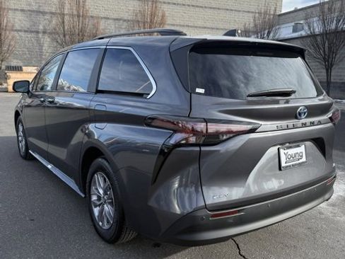 Used 2025 Toyota Sienna XLE image 8
