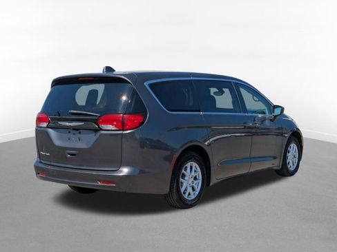 Used 2017 Chrysler Pacifica Touring FWD image 3