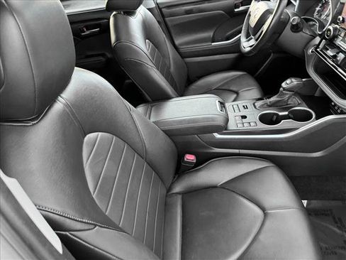 Used 2024 Toyota Highlander XLE image 20
