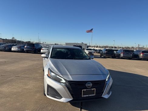 Certified 2023 Nissan Altima 2.5 SV image 3