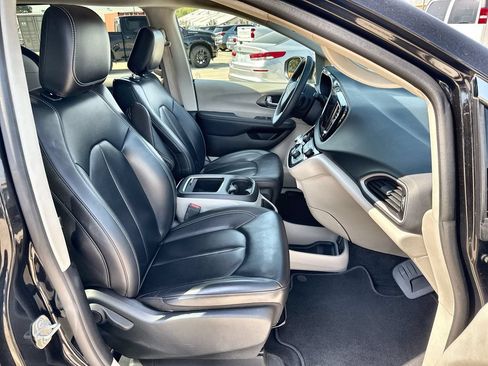 Used 2023 Chrysler Pacifica Touring-L FWD image 24