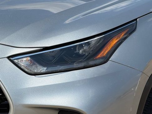 Used 2021 Toyota Highlander XLE FWD image 3