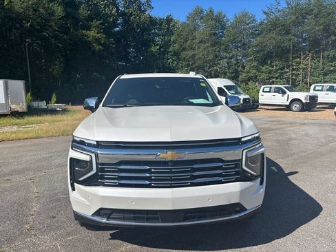 Used 2025 Chevrolet Suburban Premier AWD/4WD image 2