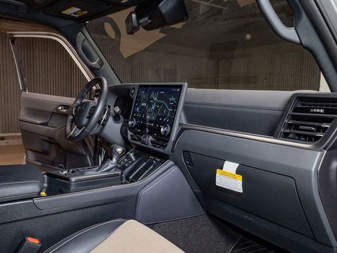 Used 2025 Lexus GX 550 image 16