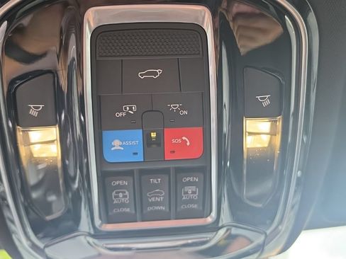 Used 2022 Jeep Grand Cherokee Overland AWD/4WD image 33