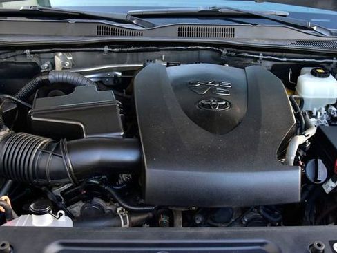 Used 2017 Toyota Tacoma TRD Off-Road w/ Premium & Technology Package image 28