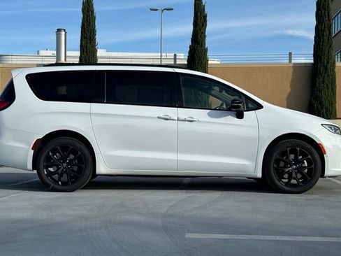 New 2026 Chrysler Pacifica Limited image 3