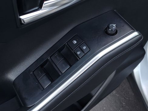 Certified 2024 Toyota Highlander XLE image 10