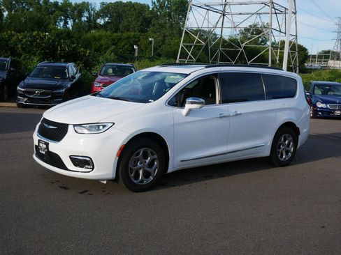 Used 2022 Chrysler Pacifica Limited w/ Uconnect Theater Family Group AWD/4WD image 3