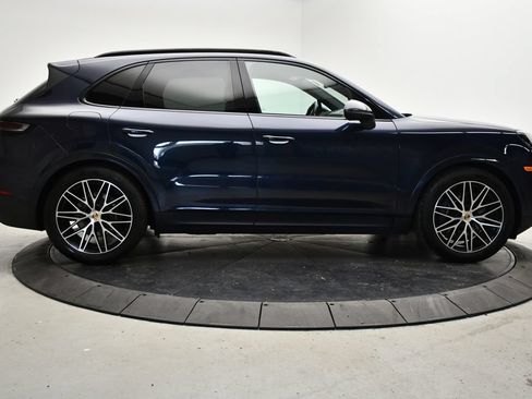 Certified 2025 Porsche Cayenne AWD/4WD image 8