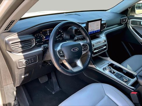Used 2021 Ford Explorer XLT w/ Equipment Group 202A AWD/4WD image 17