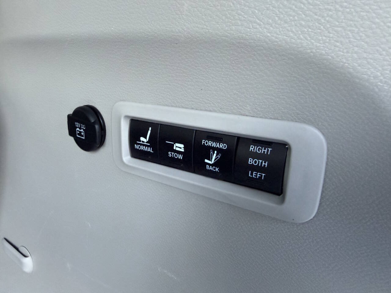 Used 2022 Chrysler Pacifica Limited FWD image 8