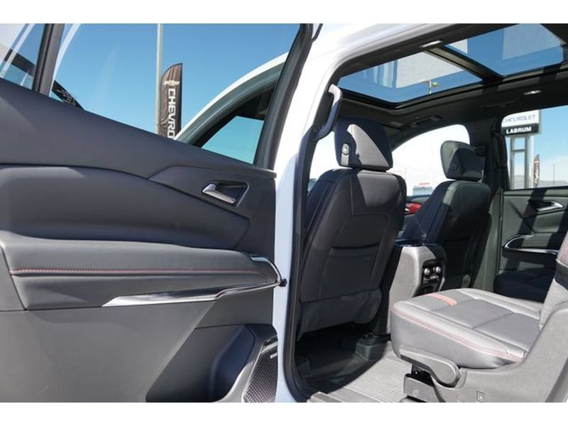New 2026 Chevrolet Traverse RS w/ LPO, Floor Liner Package AWD/4WD image 11