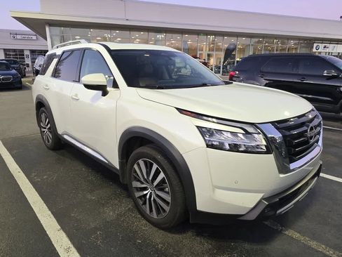 Used 2022 Nissan Pathfinder Platinum w/ Lighting Package (N93) image 3