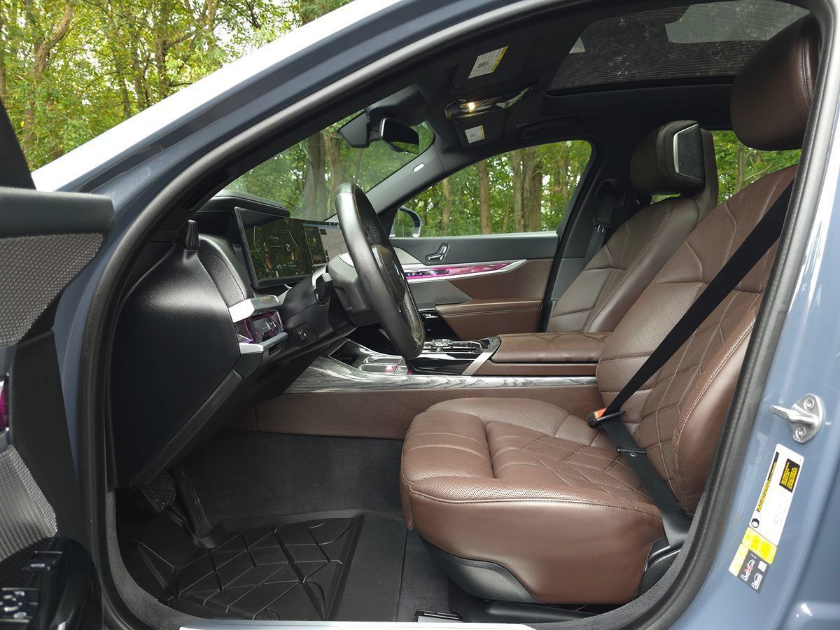 Used 2024 BMW i7 xDrive60 AWD/4WD image 12