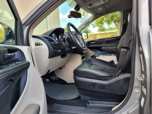 Used 2014 Chrysler Town & Country Touring-L w/ Driver Convenience Group image 5