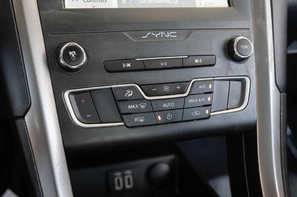 Used 2020 Ford Fusion SE FWD image 33