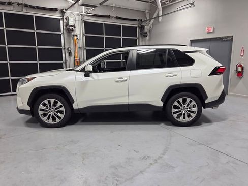 Used 2021 Toyota RAV4 XLE Premium FWD image 4