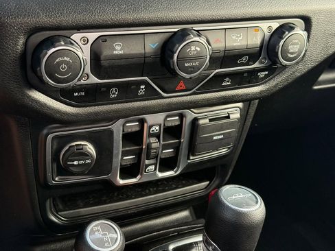 Used 2025 Jeep Gladiator Sport AWD/4WD image 19