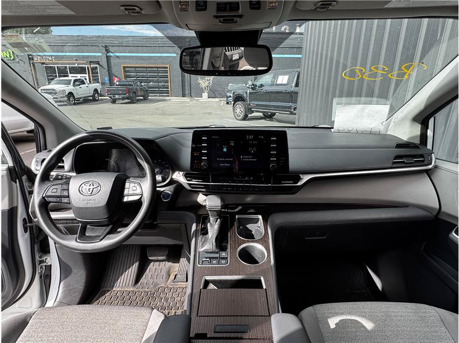 Used 2022 Toyota Sienna LE w/ LE Plus Package FWD image 3
