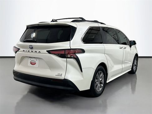 Used 2021 Toyota Sienna XLE image 4