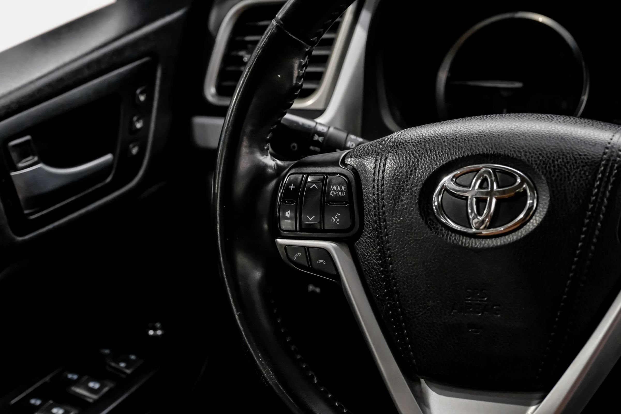 Used 2018 Toyota Highlander Limited FWD image 24