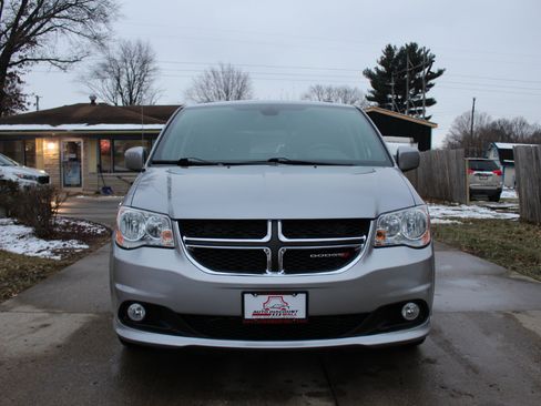 Used 2019 Dodge Grand Caravan SXT image 3
