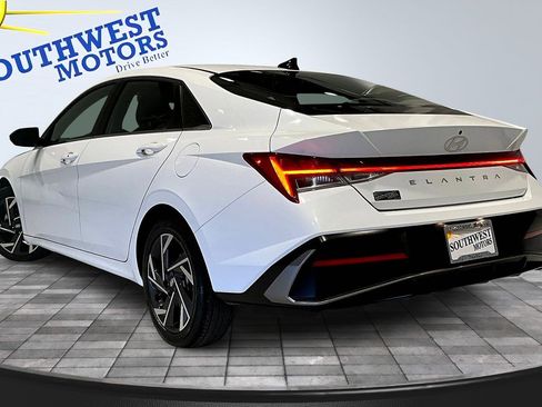 Used 2025 Hyundai Elantra SEL image 4