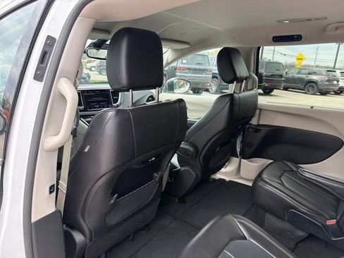 Used 2023 Chrysler Pacifica Touring-L FWD image 25