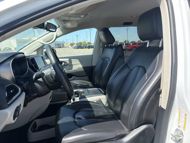 Used 2023 Chrysler Pacifica Touring-L FWD image 9
