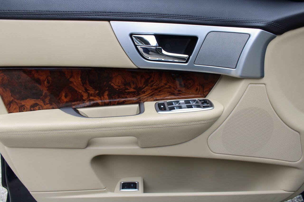 Used 2012 Jaguar XF RWD image 33
