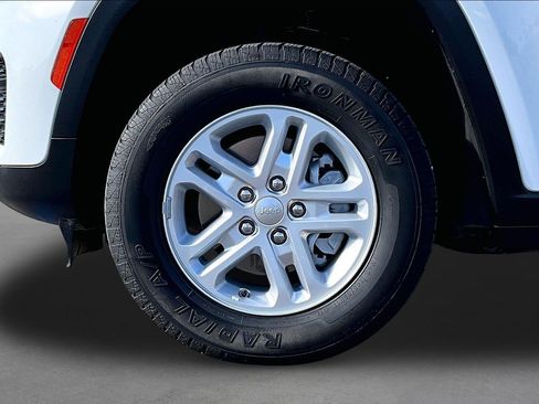 Used 2023 Jeep Grand Cherokee Laredo AWD/4WD image 8