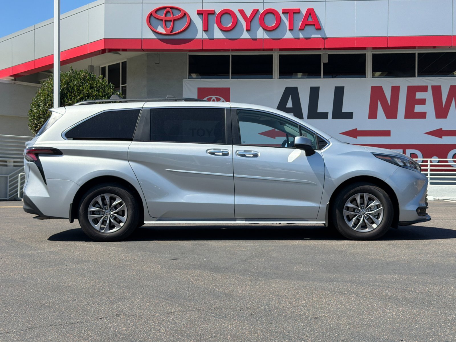 Used 2025 Toyota Sienna XLE w/ XLE Plus Package FWD image 6