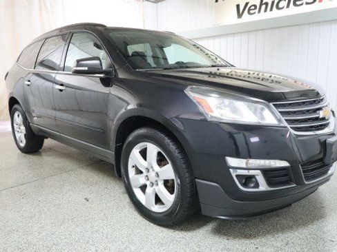 Used 2017 Chevrolet Traverse LT w/ Style and Technology Package FWD image 5