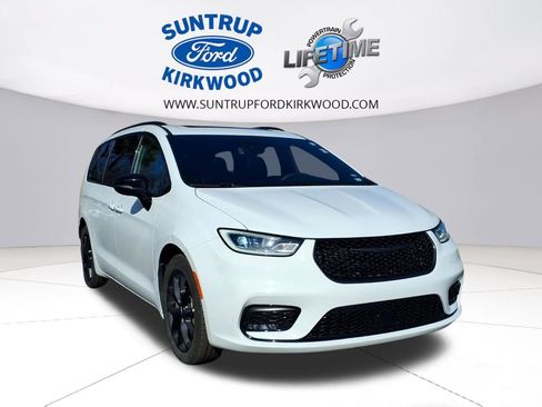 Used 2025 Chrysler Pacifica Limited FWD image 2