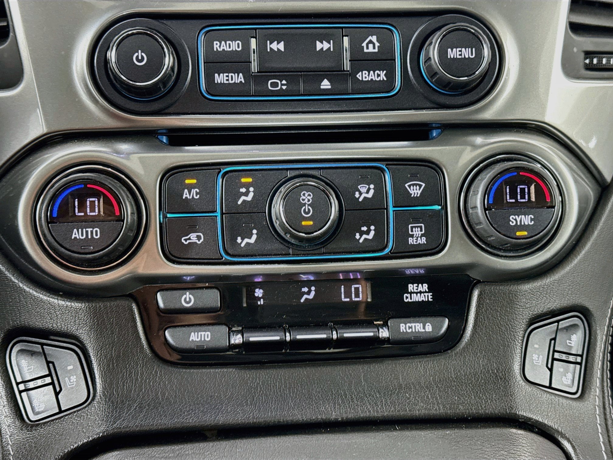 Used 2018 Chevrolet Suburban Premier w/ RST Edition AWD/4WD image 16