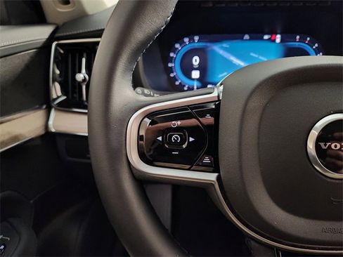 Used 2025 Volvo XC90 B5 Plus image 28