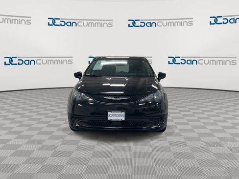 Used 2023 Chrysler Voyager LX FWD image 3